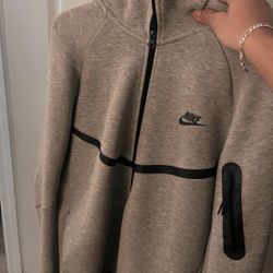 size medium Nike tech 