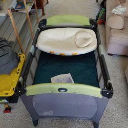 Graco Pac N Play With Napper And Bassinet 