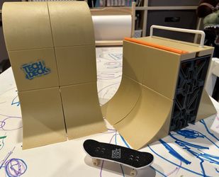 Tech Deck Fingerboard Skatepark With Skateboard Toy Set