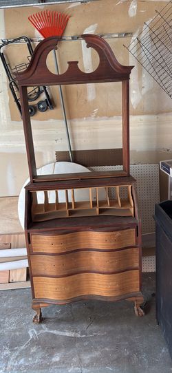 Beautiful 1920S Light And Medium Oak China Cabinet