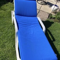 Grosfillex Adjustable Chaise Sun Bed White Pool Lounger With New Sunbrella Cobalt Blue Cushion Excellent Condition