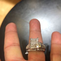 14 carat solid white girl with 2 carat high clarity of the diamond princess Cut Comes with all certification