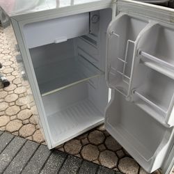 Magic Chef Mini Fridge 18”1/2W X 32”1/2H X 19”1/2D In Working Condition $60 Firm On Price