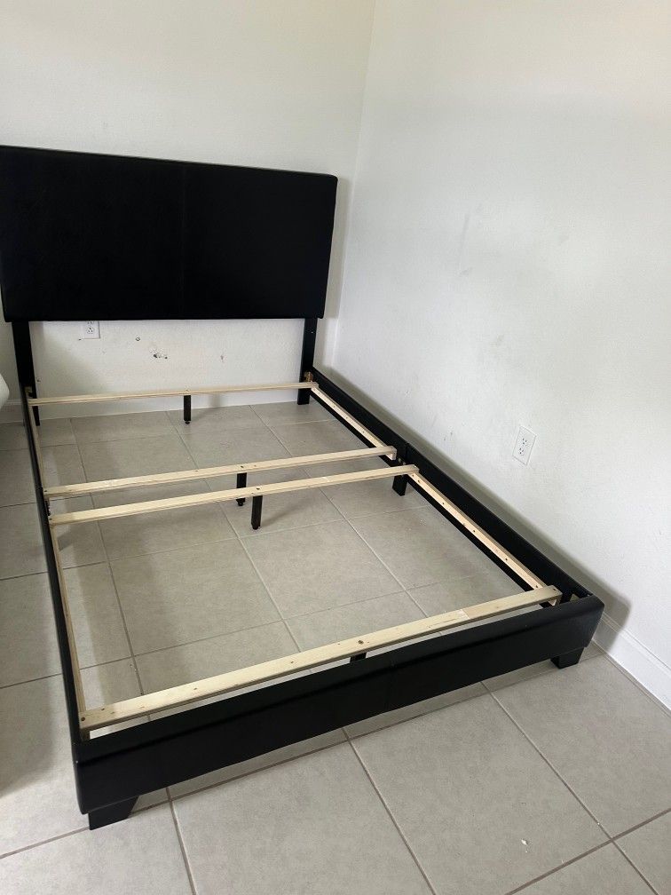 Bedroom Queen Bed  Cama matrimonial