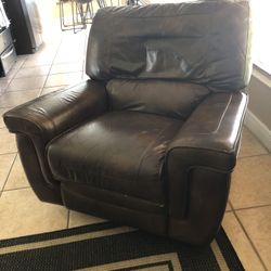 2 Leather Reclining Chairs Wide Size 