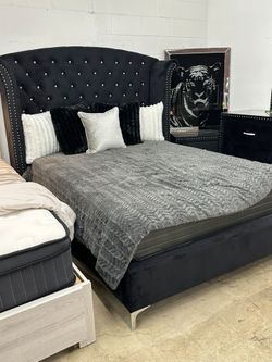 King Size Bed Frame black velvet Mattress Included.    Cama King Size Color Negra   Colchon Incluido