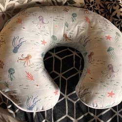 boppy pillow w/extra cover 