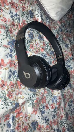 Beats Solo 4 (comes with case)