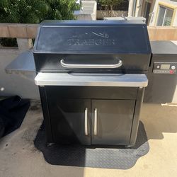 Traeger Ironwood 885 smoker (Like new)