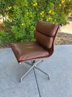 Herman Miller Eames soft bad side chair ( can deliver for $10 )