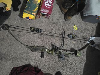 Bear Whitetail II Compound Bow + 2 Arrows