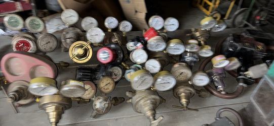 REGULATORS BIG VICTORS I DO HAVE TORCHES AND HOSE IF NEEDED 125$ SETS YOU A BIG SET OF BRASS VICTOR REGS