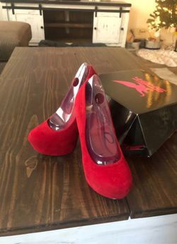 Red velvet hi heel platform pump