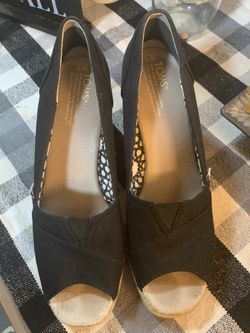 Toms wedge shoes - sz 9