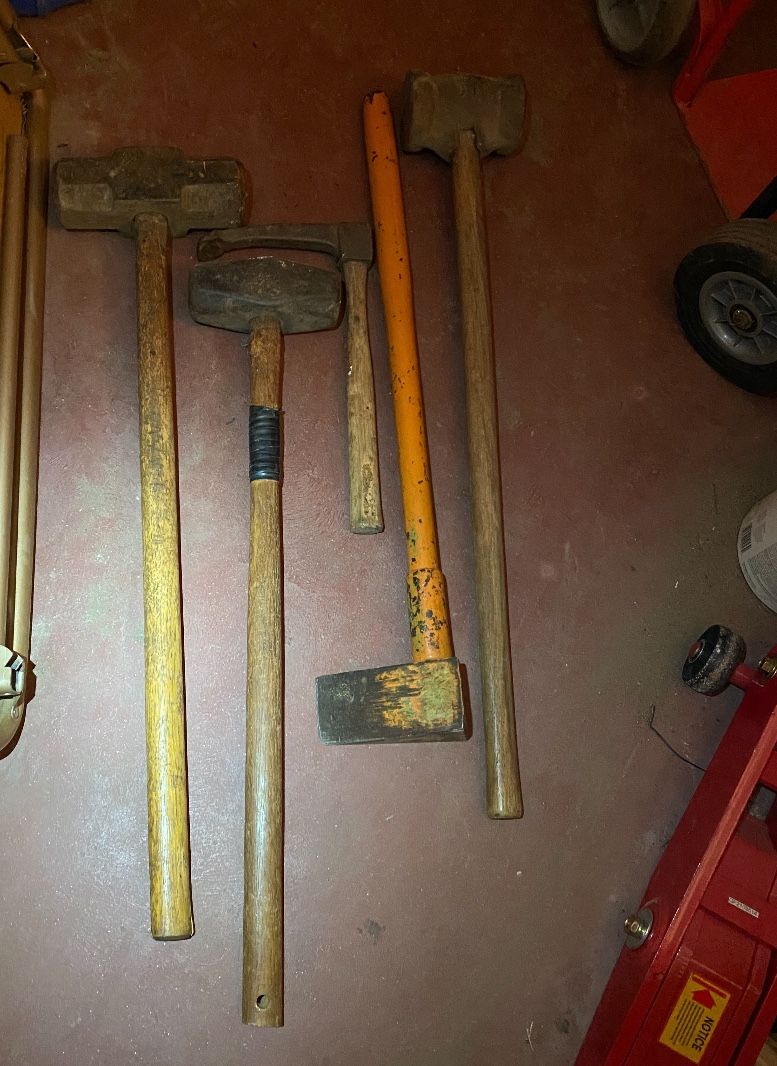 Sledge hammers, splitting maul and body hammer 