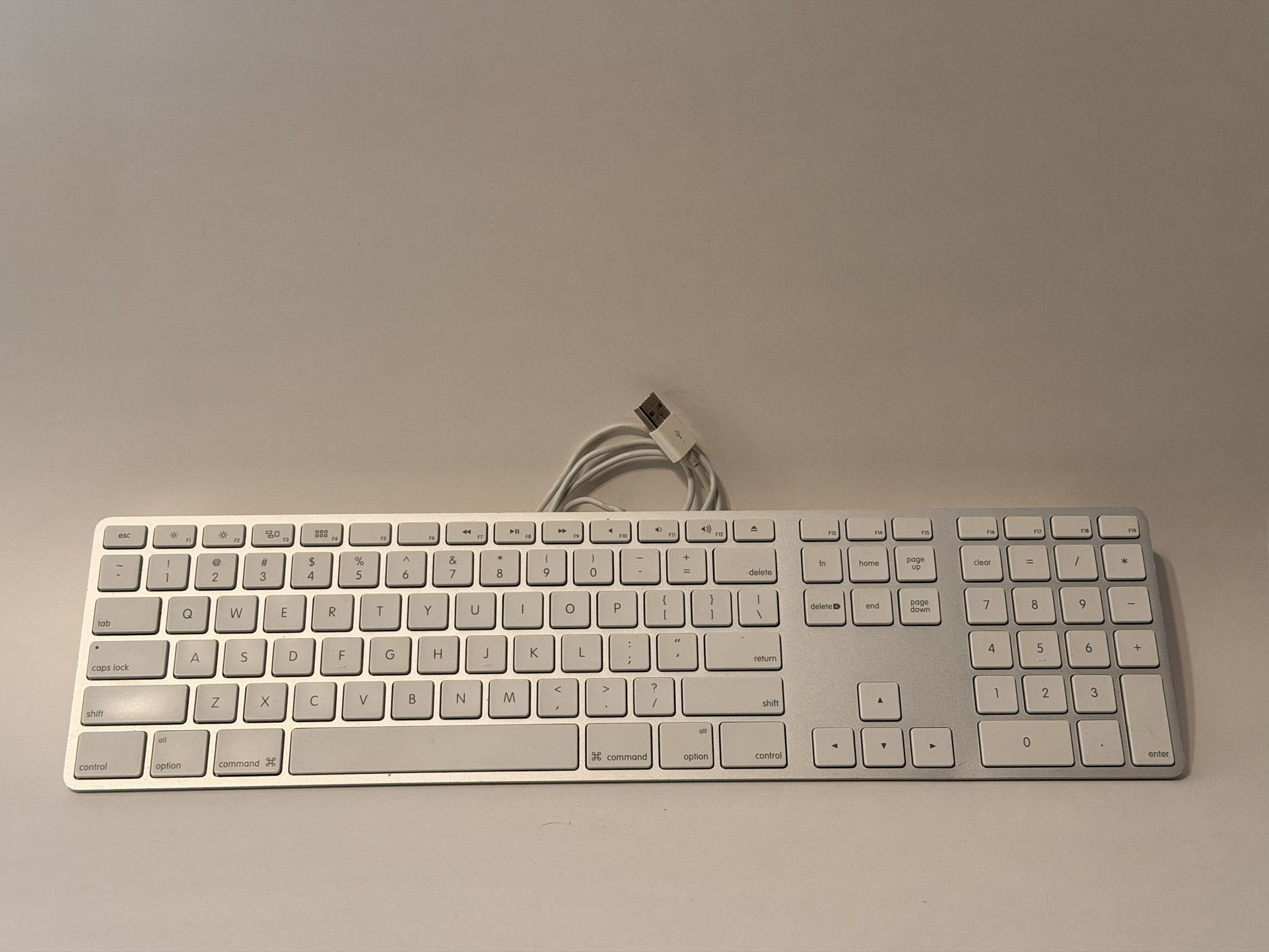 Apple Aluminum USB Keyboard with Numeric Keypad (A1243) β For Parts or Repair