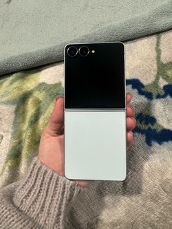 Online exclusive Samsung Galaxy Zflip 7