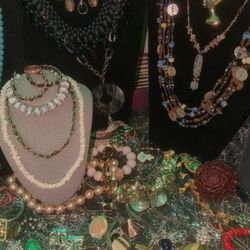 Big Bundle Of Vintage Jewels 