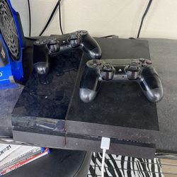 Ps4 With 2 Remotes 