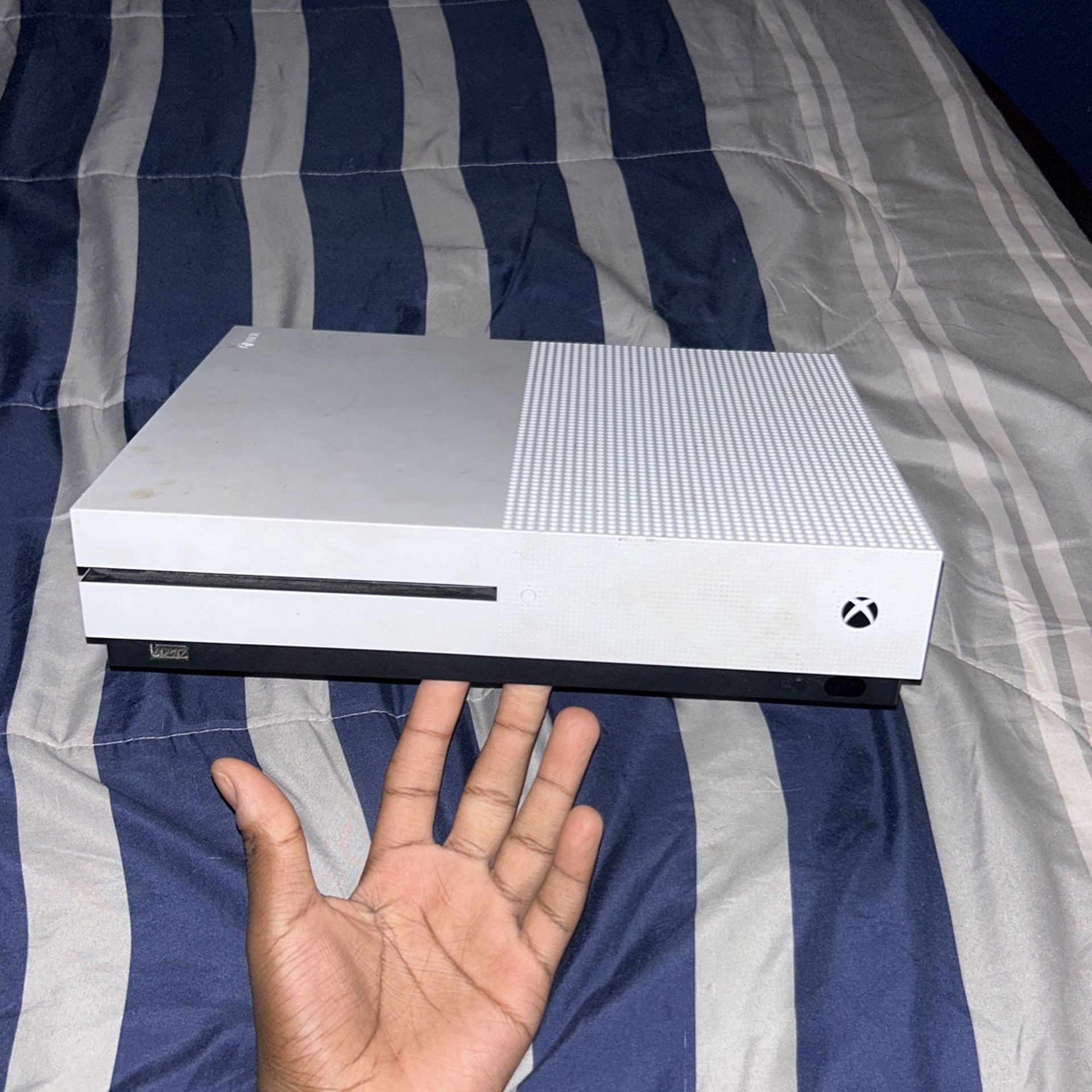 Xbox 1, Comes with controller and power cable, send offers