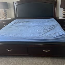 Bedroom Set With Two Nightstand And One Dresser With Mirror With The Two Lamps 
