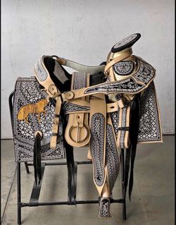 Montura bordada