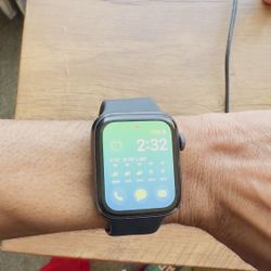 Black And Sliver Apple Watch SE 44mm