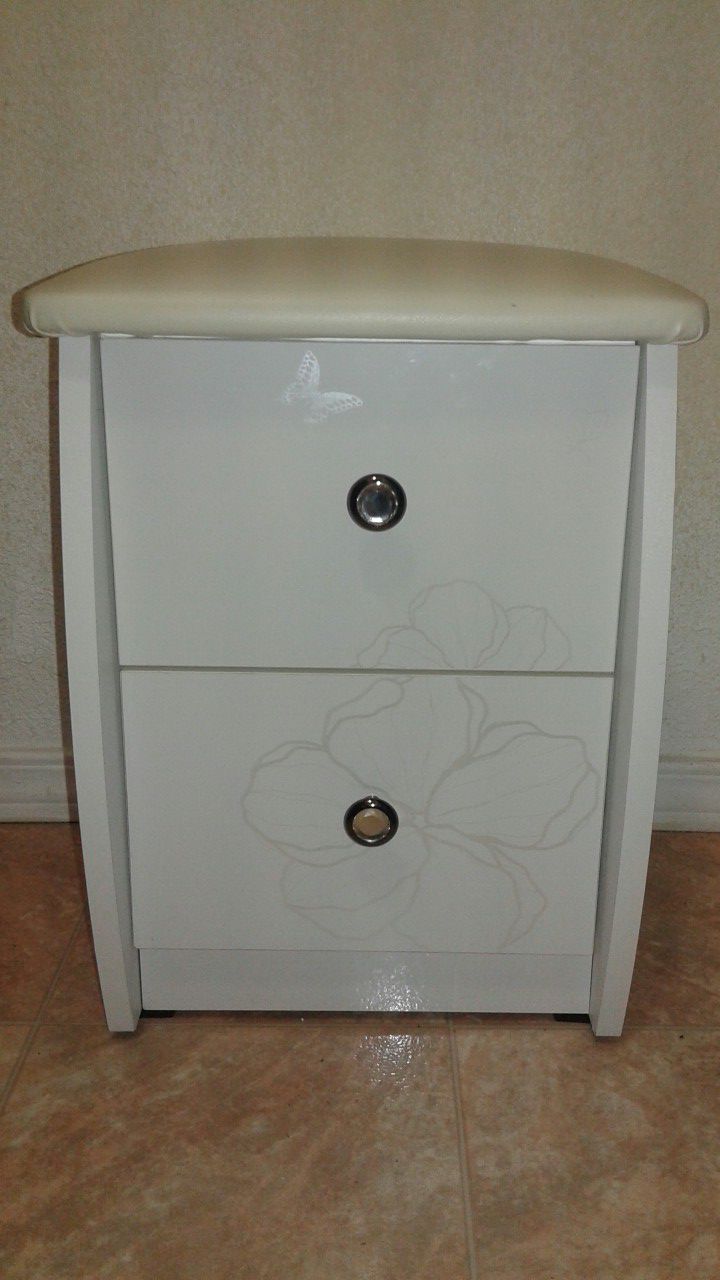 A Super cute 2EZ Slide drawer shelf with padded seat, small 3 drawer shelf, Iron candle holder