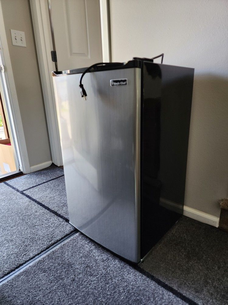 Magic Chef Mini Refrigerator