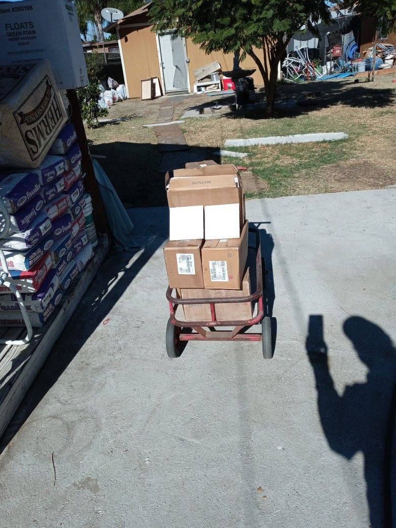 Tengo 11 Cajas De Tile Blanco. Brilloso. 4 X 4.