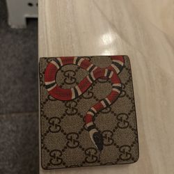 Gucci Bifold Wallet GG Supreme Kingsnake (8 Card Slot) Beige