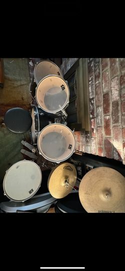 7 Piece drum Set With Chair And Two Sets Of Drumsticks
