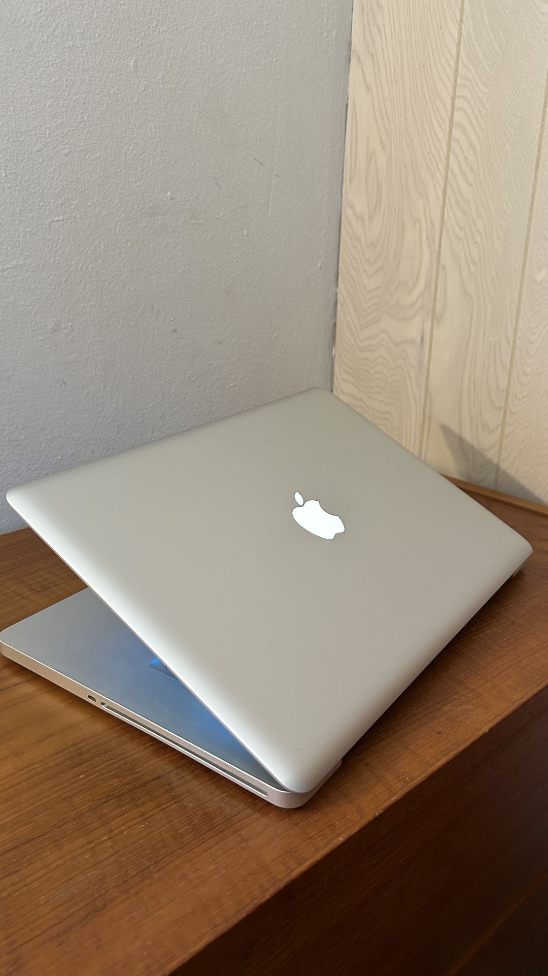 Apple MacBook Pro 15” I7/8GB/256GB SSD $175