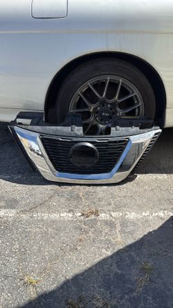2017 to 2020 Nissan rogue grille OEM Good condition