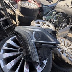 2017 Cadillac XT5 Halogen Used Headlight Assembly 