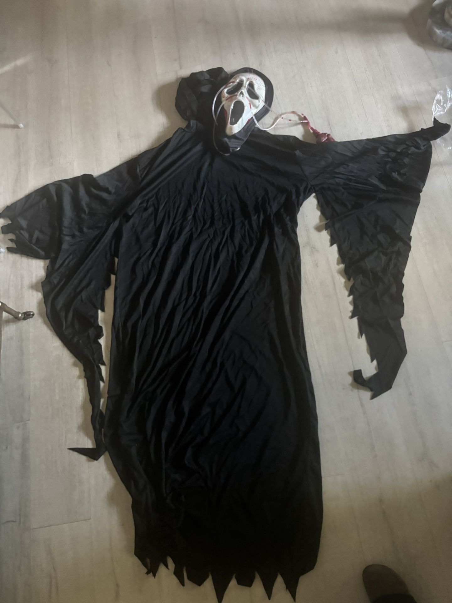 Scream movie Face/ Mask And Black Robe Men’s Sizer Large