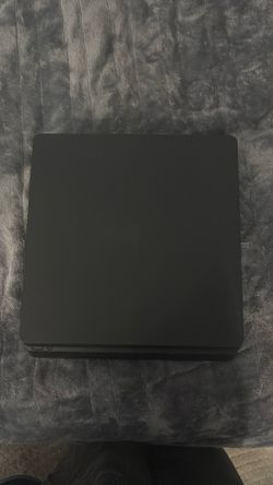 1TB PS4 Slim (Black) – Great Condition + 2 Controllers
