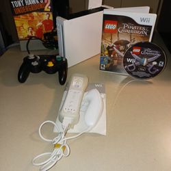 GameCube Compatible Nintendo Wii 2006 Mint Condition Model With The Original Controllers GameCube And Wii Game Controllers
