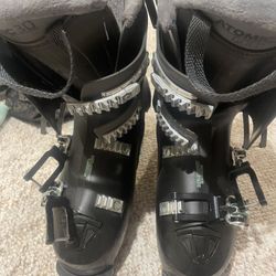 Salomon Atomic Women’s  Downhill Skiing Boots, 26; 26.5