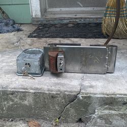 Enforcer Locke And King Pin for The Trailer.Have Keys To Both Locks.I am only asking for $ 325.00 for both Locks