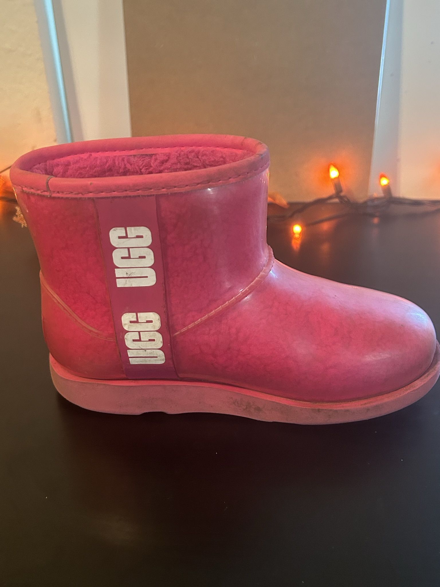 Girl’s SZ 1 Bring Pink ‘UGG’ Boots With White ‘UGG’ On Sides Of Boots