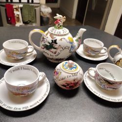 Paul Cardew Alice In Wonderland Te Pot & Saucer Trivet