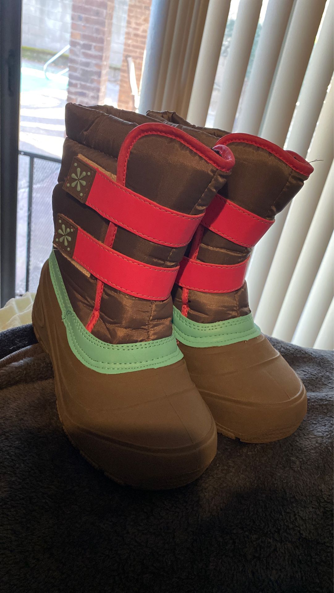 Girls snow boots- size 2 worn once