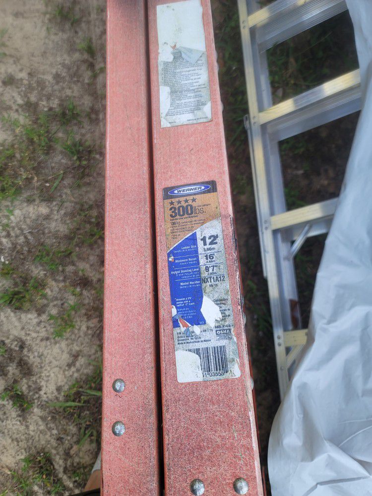 12 foot fiberglass ladder in very good condition