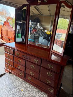 Dresser with 2 matching nightstands