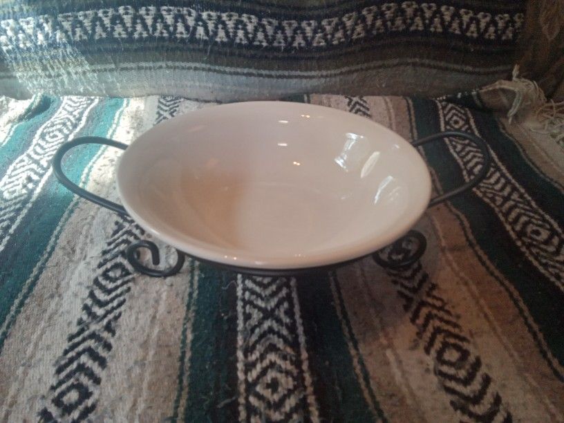 Vintage Style Wash Basin, Great Condition. $10.00.