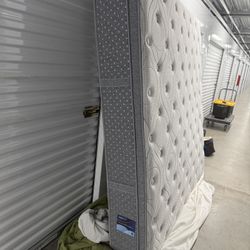 For sale: Like-New King Mattress – Barely Used!