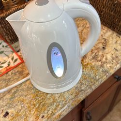 Ovente  Electric kettle 1.7 Liters 1100 Watts Hears Up Water Fast 