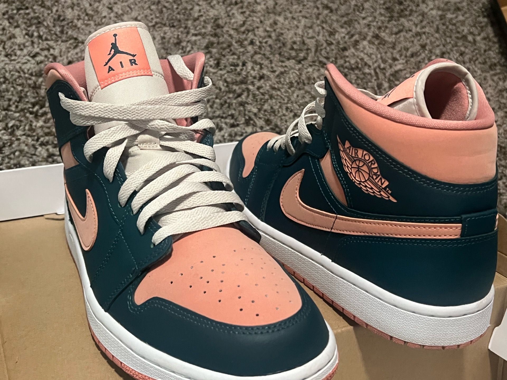 WOMENS SIZE 11 🏀JORDAN 1 MIDS 🍉 USED TWICE $50