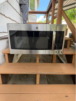 Microwave (Broken buttons) Used GE Works Stainless steel